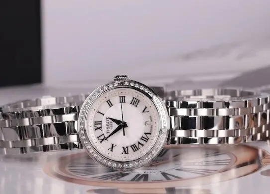 С чем сочетать женские классические наручные часы?