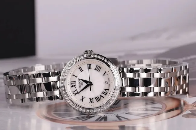 С чем сочетать женские классические наручные часы?