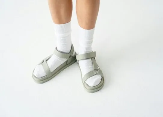 Як красиво поєднати босоніжки та шкарпетки?