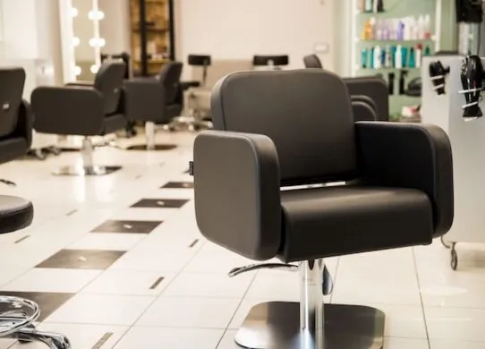 Як обрати ідеальне крісло для стрижки в салон: гід по вибору професійного обладнання