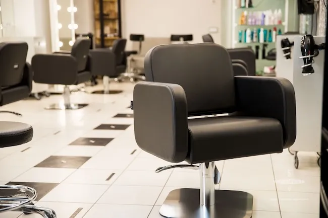 Як обрати ідеальне крісло для стрижки в салон: гід по вибору професійного обладнання