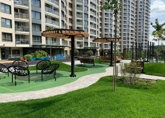 Якими мають бути вуличні меблі для підліткових зон?