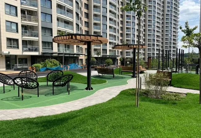 Якими мають бути вуличні меблі для підліткових зон?