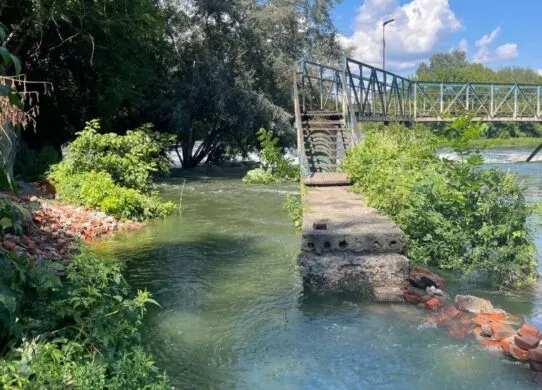 У Коростишеві 13-річний підліток опинився у пастці в річці