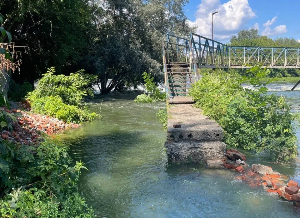 У Коростишеві 13-річний підліток опинився у пастці в річці