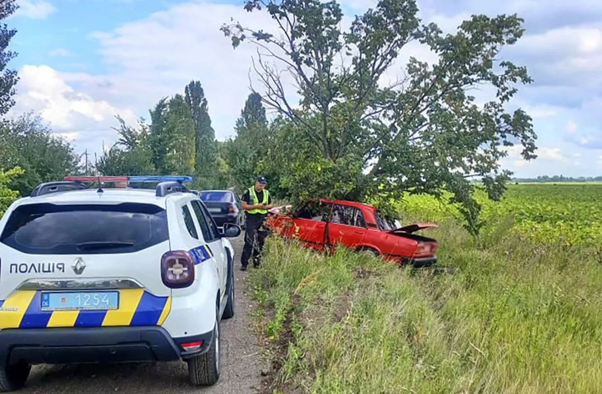 У Житомирському районі батько з однорічним сином врізалися у дерево
