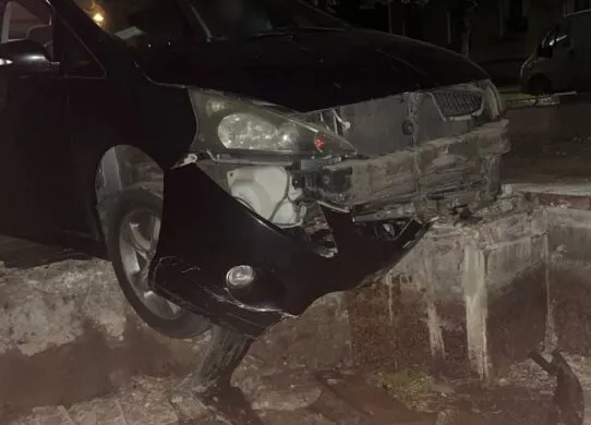 У центрі Житомира п'яний водій пошкодив клумбу і фонтан