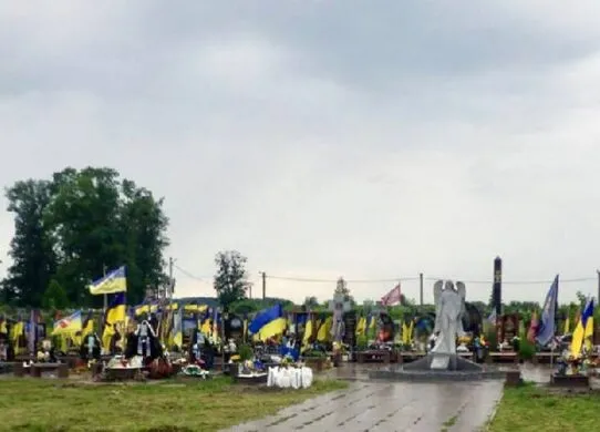 Крала з могил захисників і продавала на базарі: на Житомирщині жінка постане перед судом