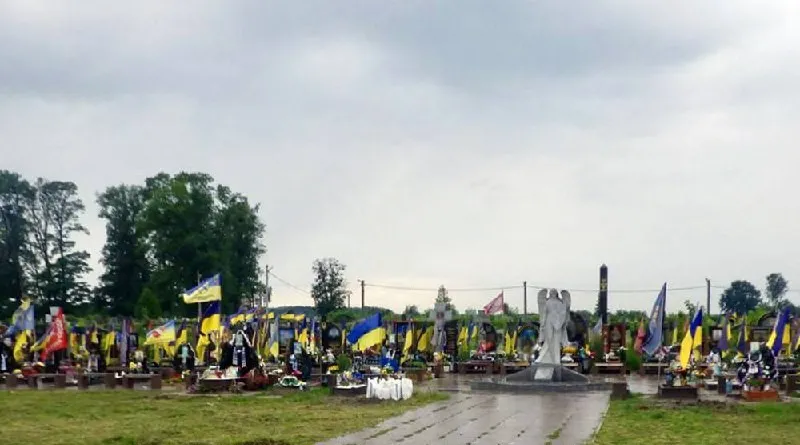 Крала з могил захисників і продавала на базарі: на Житомирщині жінка постане перед судом