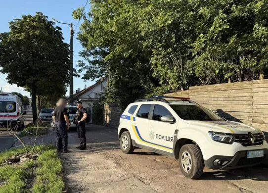 Вбивство через ревнощі в Житомирі: 17-річна дівчина зарізала хлопця і сама викликала поліцію