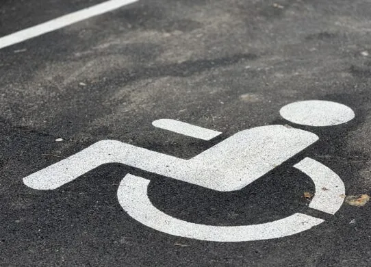 Припаркувався на місці для людей з інвалідністю: у Житомирі затримали водія, який розшукувався ТЦК