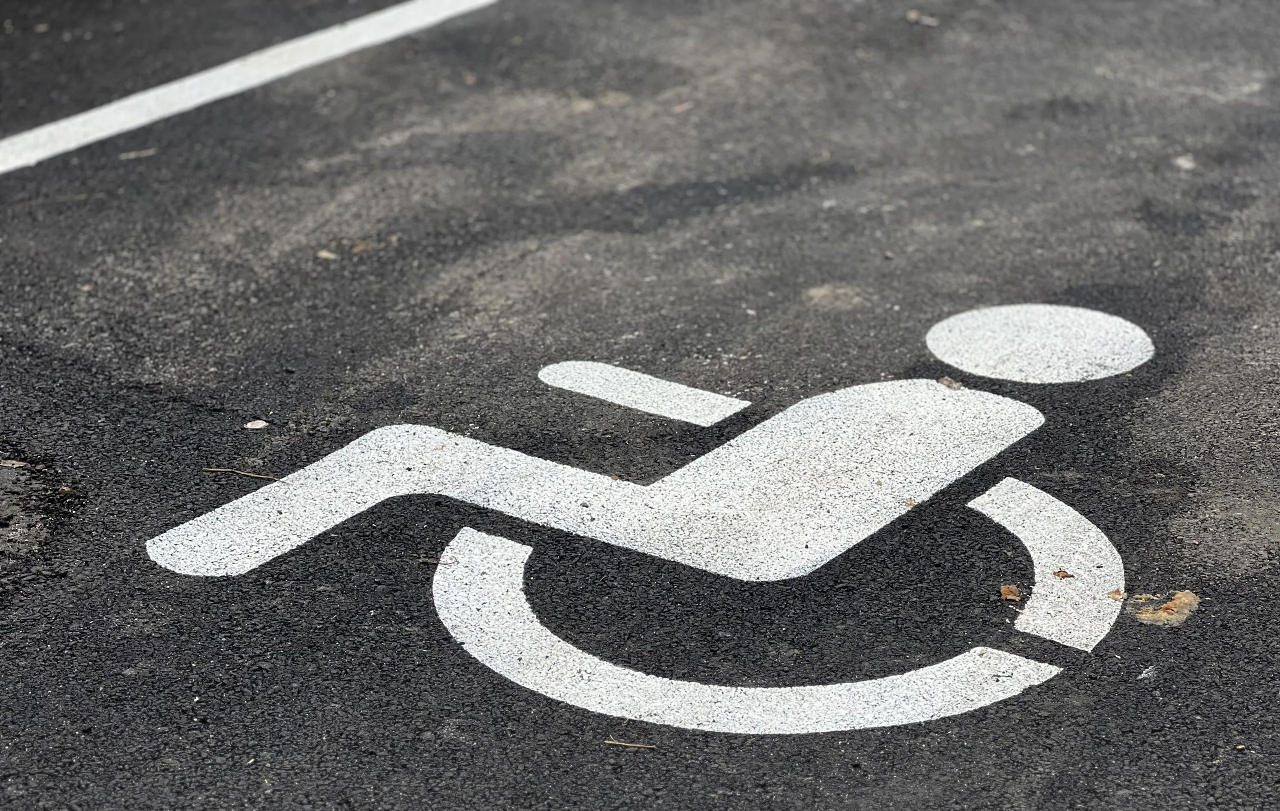 Припаркувався на місці для людей з інвалідністю: у Житомирі затримали водія, який розшукувався ТЦК