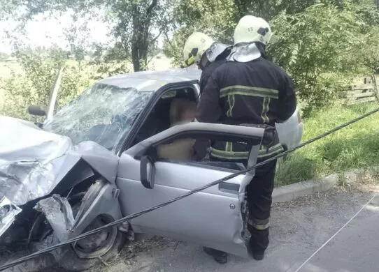 Рятувальники звільнили водія, якого заблокувало в понівеченому авто