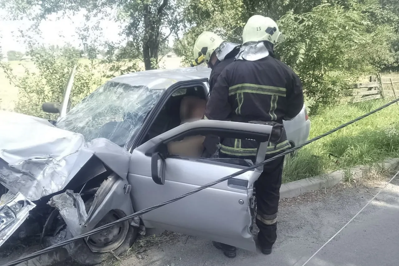 Рятувальники звільнили водія, якого заблокувало в понівеченому авто