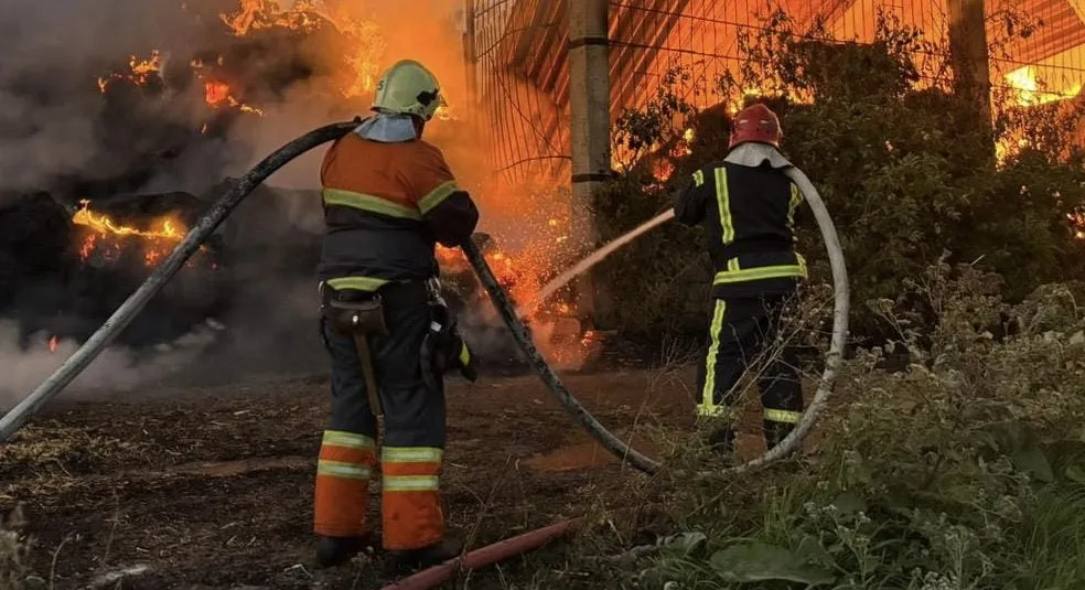 Вночі на Житомирщині спалахнула пожежа на сільгосппідприємстві