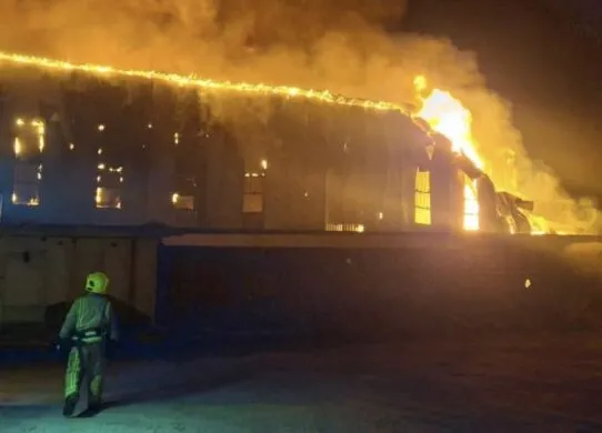 Нічна пожежа у Коростені: рятувальники три години боролися з вогнем, ризикуючи життям