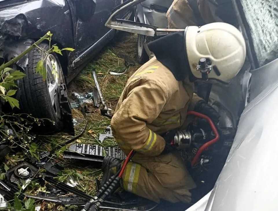 ДТП у Житомирському районі: 16-річна дівчина опинилася у пастці авто