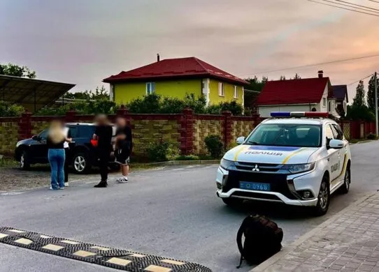 У Звягелі п'яний чоловік з ножем напав на перехожого і поранив поліцейського