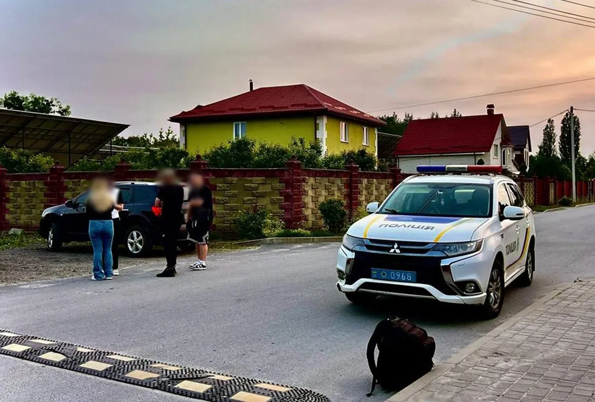 У Звягелі п'яний чоловік з ножем напав на перехожого і поранив поліцейського