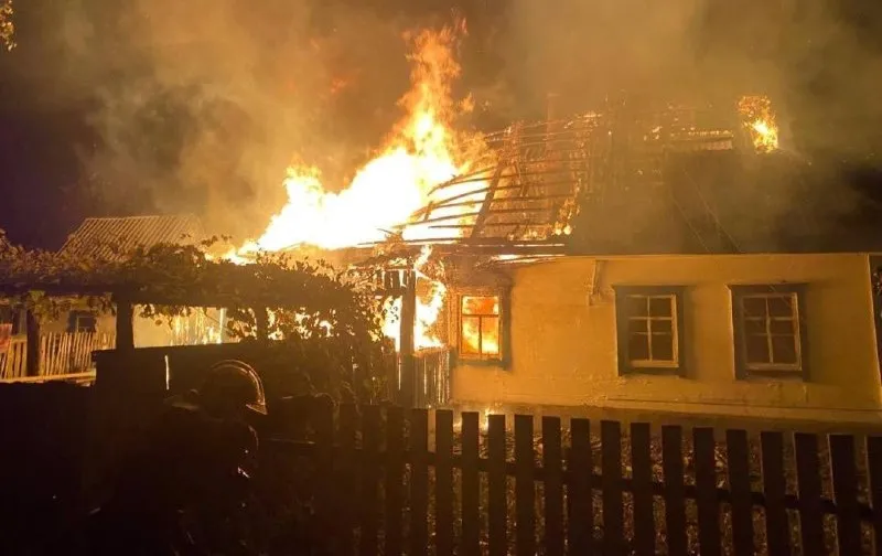 Трагедія на Коростенщині: під час пожежі в будинку загинули двоє людей