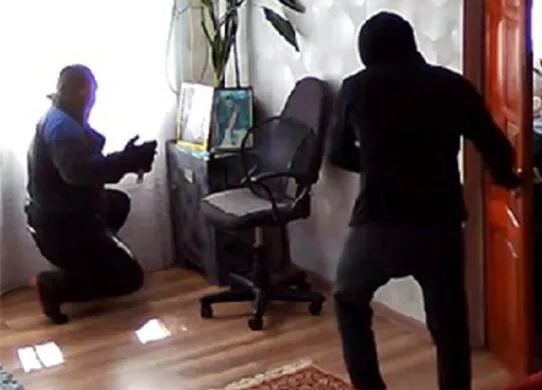 На Житомирщині пограбували батьків загиблого військового