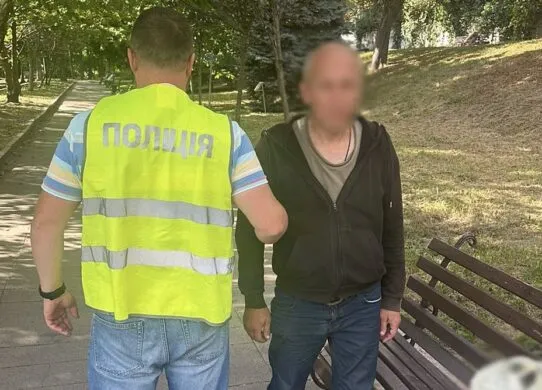 У Житомирі затримали чоловіка, який продавав бойові гранати просто в місті