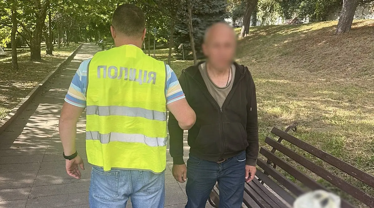 У Житомирі затримали чоловіка, який продавав бойові гранати просто в місті