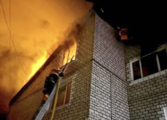 На Житомирщині вогнеборці три години рятували будинок від вогню