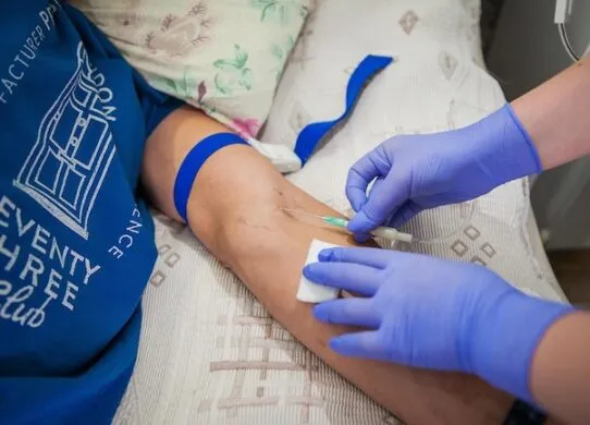 Как вызвать капельницу от запоя на дому и когда это нужно