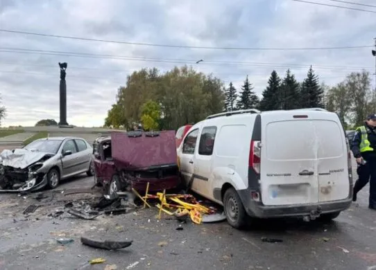 Подвійна ДТП у Житомирі: водій легковика опинився в лікарні