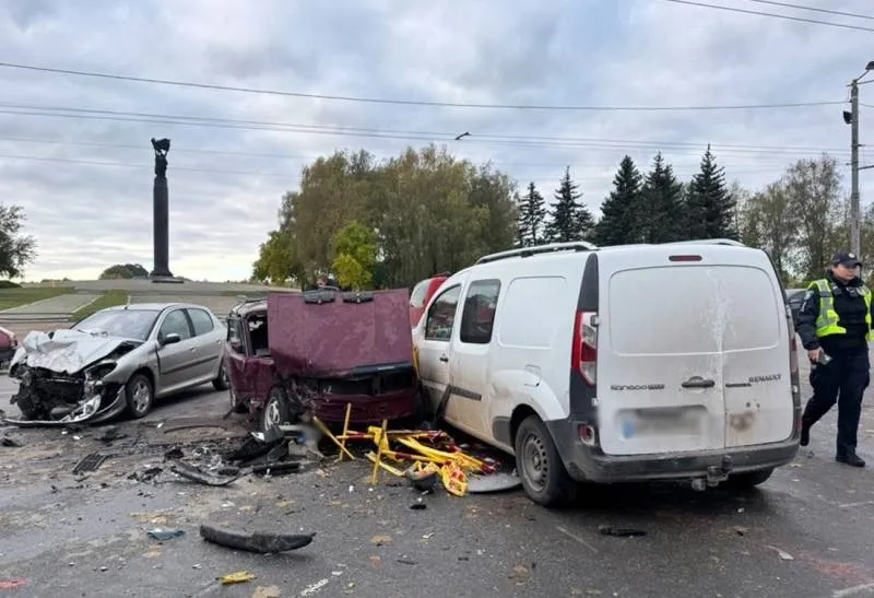 Подвійна ДТП у Житомирі: водій легковика опинився в лікарні