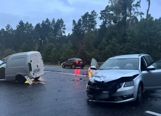 У Житомирі зіткнулися попутні легковики: чим все закінчилося?