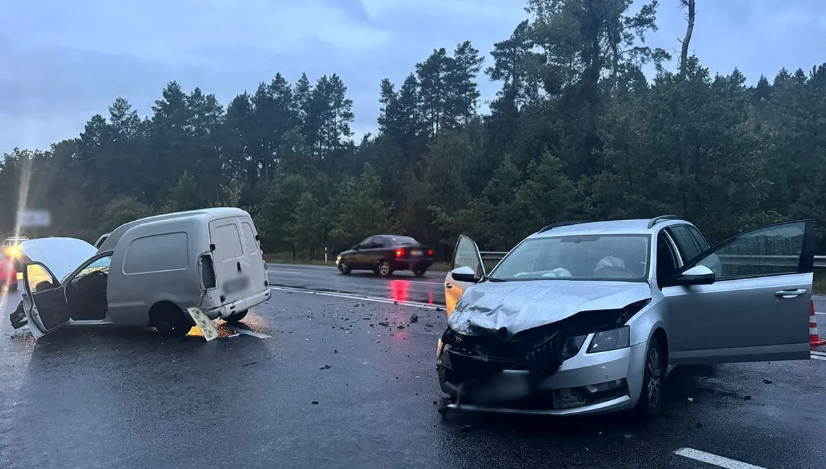 У Житомирі зіткнулися попутні легковики: чим все закінчилося?