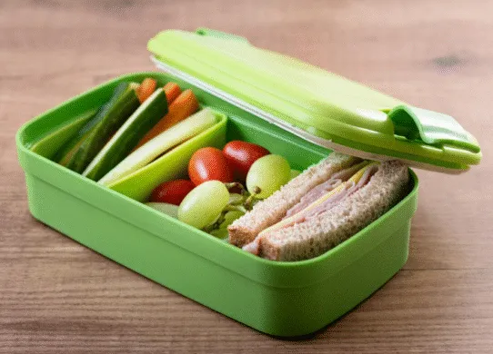 Які продукти не можна зберігати в пластикових контейнерах: небезпека, про яку мовчить кухня