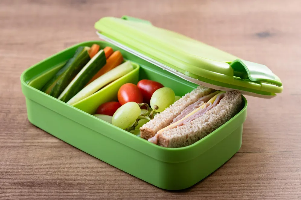 Які продукти не можна зберігати в пластикових контейнерах: небезпека, про яку мовчить кухня