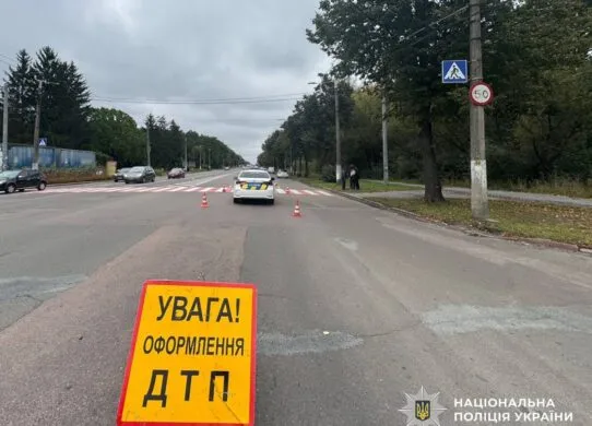 У Житомирі авто збило підлітка просто на проспекті: хлопець у лікарні