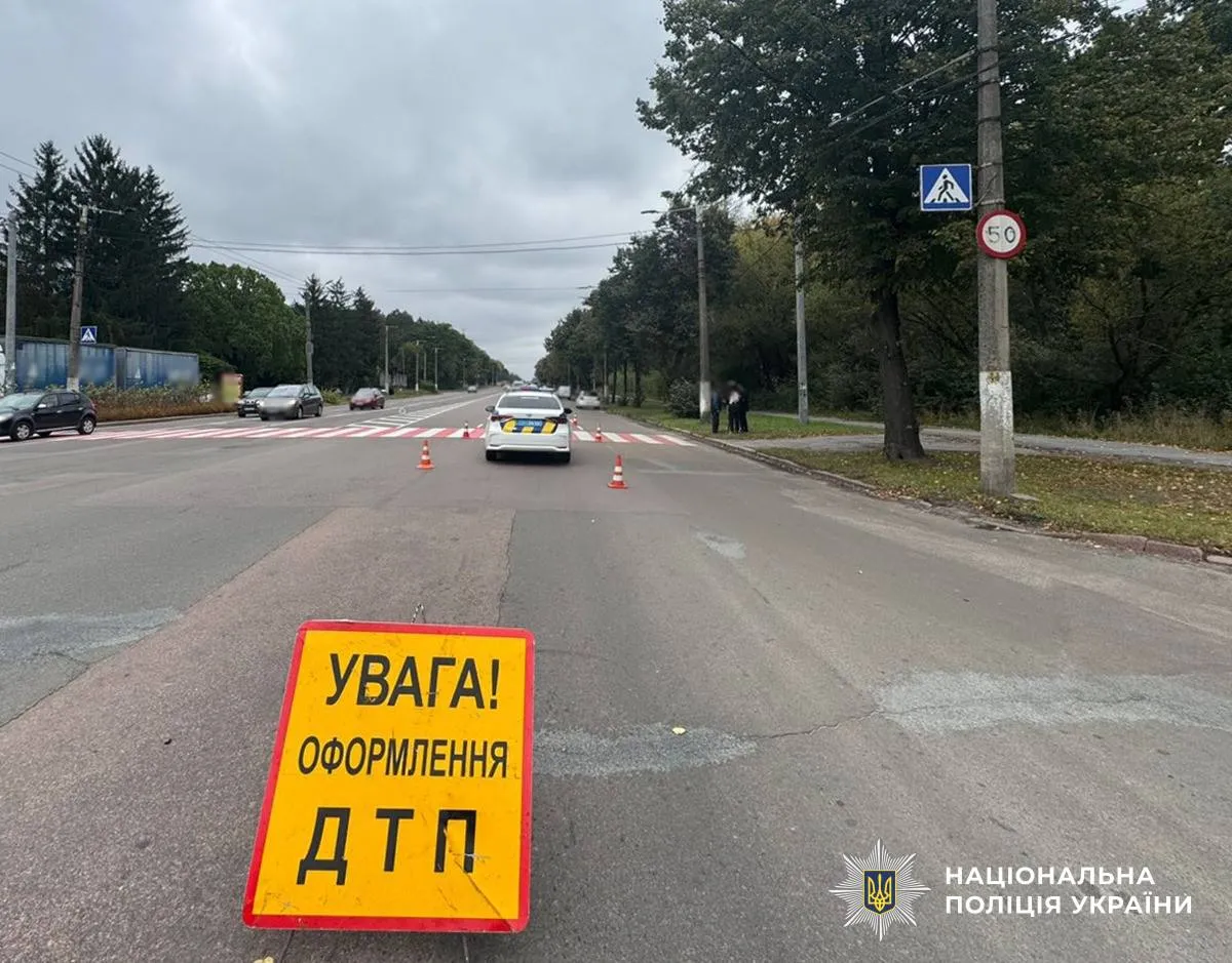 У Житомирі авто збило підлітка просто на проспекті: хлопець у лікарні
