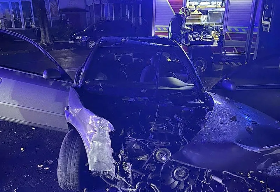 Внаслідок ДТП на Житомирщині водій застряг в понівеченому авто