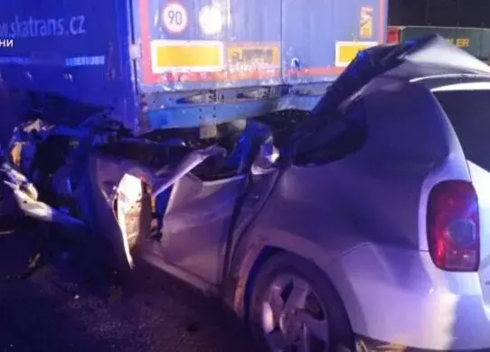 Житомирські рятувальники витягали жертв ДТП з понівеченої автівки