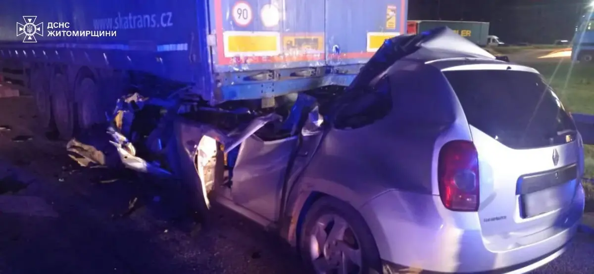 Житомирські рятувальники витягали жертв ДТП з понівеченої автівки