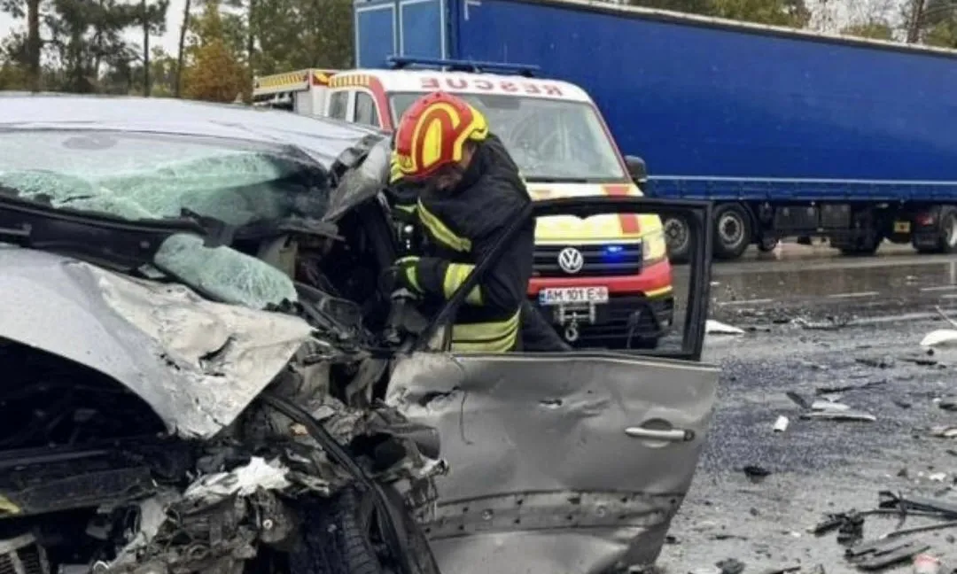Масштабна ДТП під Житомиром: рятувальники визволяли водія з понівеченого авто