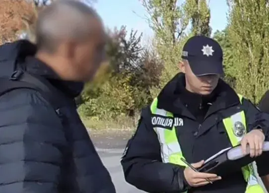 На Житомирщині працівник підприємства прийшов пʼяний на роботу, а потім ще й поліцейським пропонував хабар