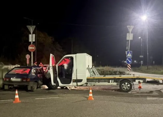 На Житомирщині зіткнулися евакуатор з легковиком