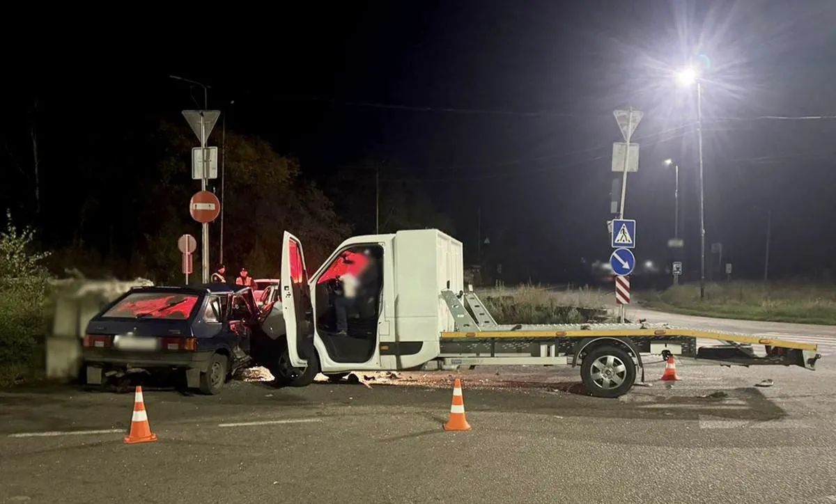 На Житомирщині зіткнулися евакуатор з легковиком