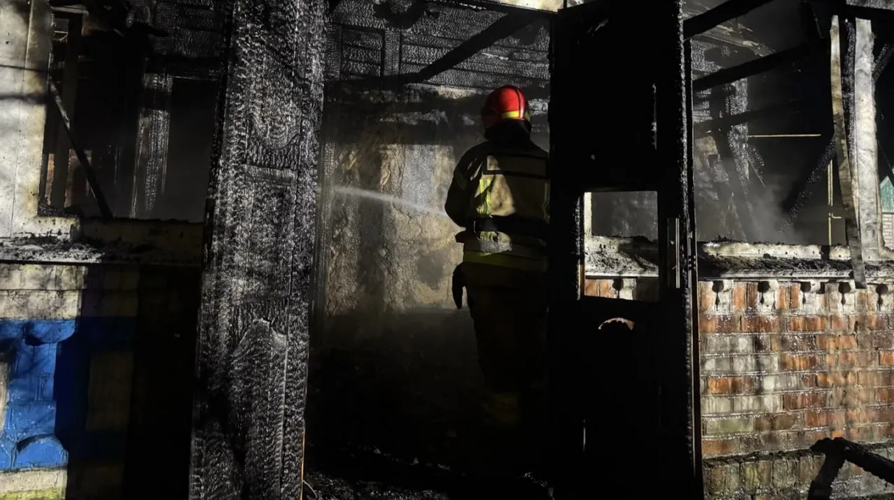 На Житомирщині рятувальники відстояли будинок від знищення вогнем