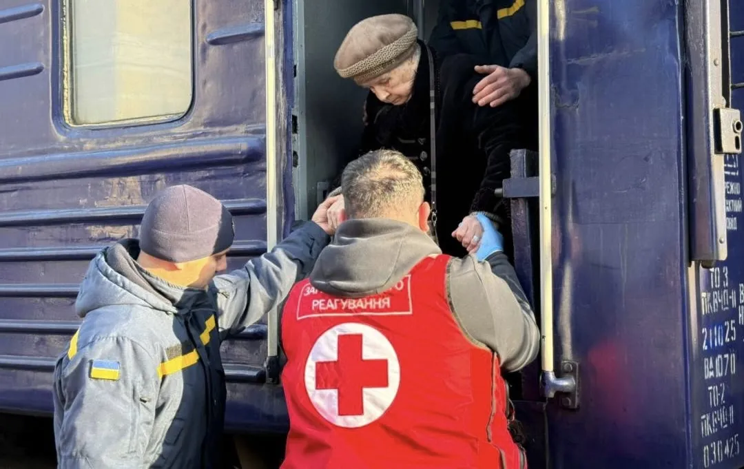 На Житомирщину прибув евакуаційний потяг: до Бердичева переїхали літні люди з прифронтових регіонів