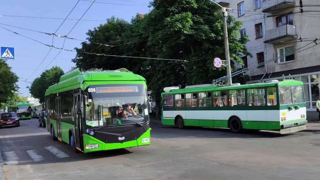 У Житомирі пасажири випали з тролейбуса на ходу: суд закрив справу