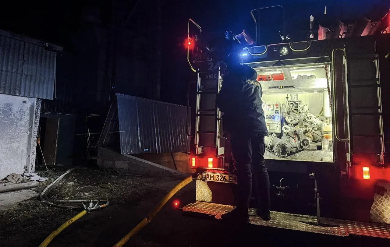 Вночі загорілася зерносушарка на Житомирщині: знищено 2 тонни сої