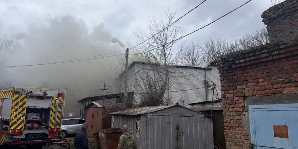 У Житомирі врятували з вогняної пастки двох чоловіків