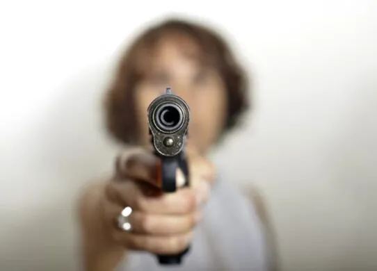 У Житомирі жінка напала на знайому з пістолетом і вимагала золото